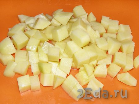 Картофель чистим, нарезаем кубиками среднего размера и на время кладём в холодную воду, чтобы избавиться от лишнего крахмала.