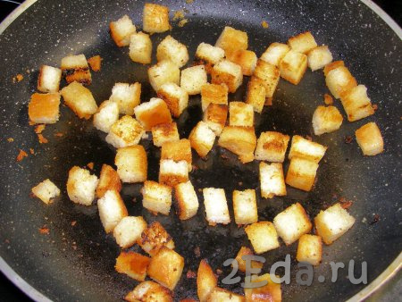 Обжариваем кубики хлеба на подсолнечном масле 3-5 минут (до золотистого цвета) на среднем огне, помешивая.