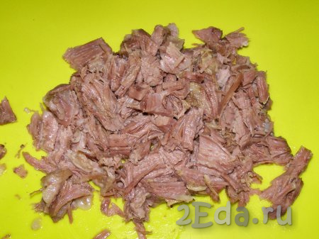 Мясо говядины отделяем от костей и нарезаем на небольшие кусочки. По желанию, можно добавить мясо свиных ног.