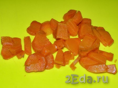 Слегка остывшую варёную морковь нарезаем кружочками (или полукружками).
