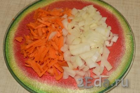 В это время чистим лук и морковь, затем нарезаем их на небольшие кубики.