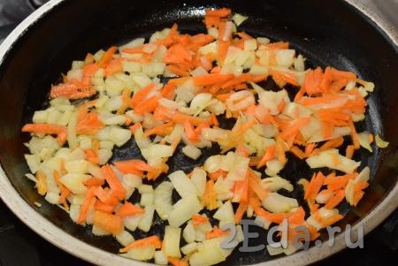 В сковороде разогреваем растительное масло и выкладываем овощи.