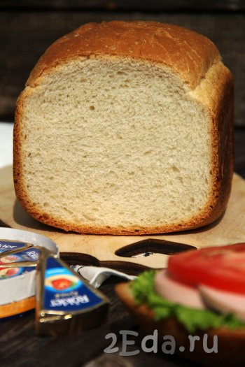Вот такой красивый и ровный тостовый хлеб мы испекли в хлебопечке. Он получается очень вкусным, не сыпучим, хорошо режется, поэтому из него можно сделать отличные тосты или подать в качестве дополнения к первым и вторым блюдам.