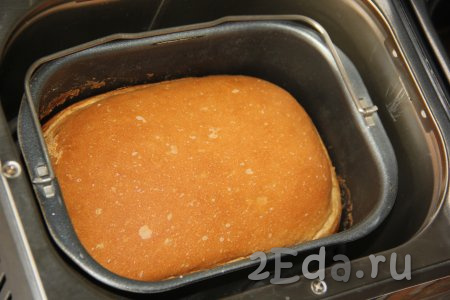 Выставить режим "Белый хлеб", у меня продолжительность этого режима в хлебопечке составляет 3 часа 20 минут. Контролируйте формирование колобка из теста, если тесто получается жидковатым и сильно липнет к стенкам в процессе замеса, тогда добавьте немного муки. По сигналу достать ведёрко с готовым тостовым хлебом и оставить минут на 10, чтобы хлебушек немного остыл.