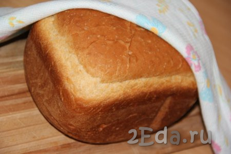 Затем достать хлеб из ведёрка, не забываем про лопатку для замеса (извлечь и её из хлеба). Остудить хлеб на решётке.
