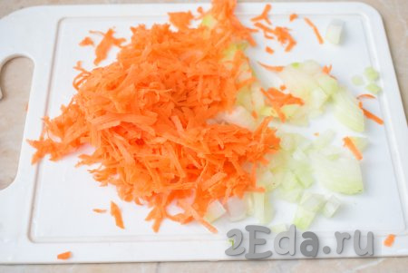 За это время вторую луковицу очистите и мелко нарежьте. Очищенную морковку натрите на средней тёрке.
