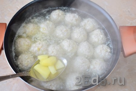 Сразу же в суп с фрикадельками выложите очищенный картофель, нарезанный небольшими кусочками. Дайте закипеть воде, а затем на небольшом огне варите суп минут 20.