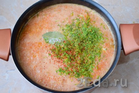 Для вкуса и аромата в суп с фрикадельками и помидорами добавьте лавровый лист, соль, любимые специи, измельчённый укроп, перемешайте, доведите до кипения, уменьшите огонь до среднего. Проварите 1-2 минуты и снимите с огня.