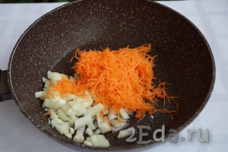 Очищаем и натираем на мелкой тёрке крупную морковь, добавляем её к луку.