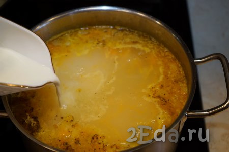 Варим на среднем огне суп с тыквой и картошкой до готовности овощей. В зависимости от размеров нарезанных кусочков, это может занять 15-20 минут. После этого вливаем в суп сливки, солим по вкусу и варим ещё в течение 10 минут.