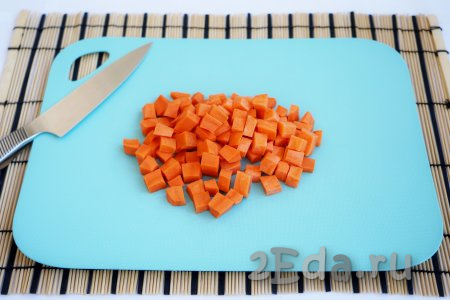 Мясо отставляем в сторону и начинаем заниматься овощами. Моем и очищаем морковь, нарезаем её на небольшие кубики.