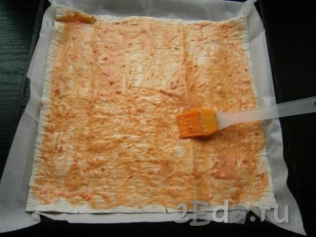 На лаваш с сыром выложить второй лаваш, смазать его полностью смесью соуса и майонеза.
