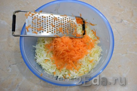 Морковь очистите от кожуры, ополосните в проточной воде от загрязнений и натрите на мелкой (или средней) тёрке. Натирать можно сразу же в чашу к капусте.
