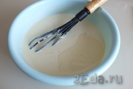 По истечении 15 минут влейте 3 столовые ложки растительного масла.