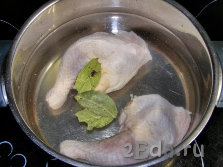 Сначала сварим бульон. Если вы хотите, чтобы щи получились более наваристыми, можно взять целую курицу. Я, для того чтобы щи получились боле лёгкими, использовала для приготовления бульона 2 куриных окорочка. Кусочки курицы моем холодной водой, затем кладём в кастрюлю и заливаем 3 литрами свежей холодной воды, добавляем соль, лавровый лист, по желанию, можно положить чёрный и душистый перцы горошком, ставим на сильный огонь. Доводим до кипения, а затем, уменьшив огонь до минимального, варим 30-50 минут (продолжительность варки зависит от размера кусочков мяса и от возраста курицы, готовность можно проверить, проколов кусок курицы около кости, если выделяется прозрачный сок, без кровяных примесей, значит бульон уже готов). Когда кусочки курочки будут готовы, снимаем с огня.