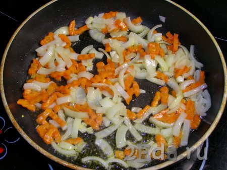 В сковородку наливаем подсолнечное масло и кладём в неё лук с морковью, обжариваем на среднем огне, периодически перемешивая, минут 5-6 (овощи должны стать достаточно мягкими).