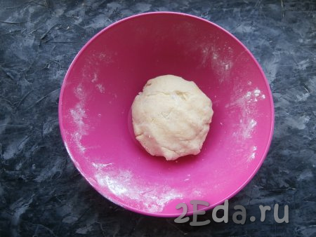 Замесить плотное, но достаточно мягкое тесто, поместить его в целлофан и отправить в морозилку на 1 час.