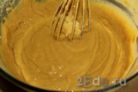 Тесто для приготовления медового бисквита получится воздушным и лёгким, не очень густым.