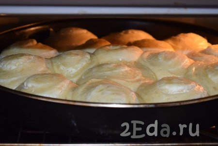Подошедшие булочки отправляем в разогретую духовку и выпекаем при температуре 180 градусов, примерно, 35 минут.