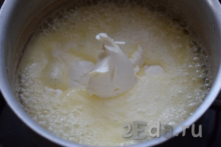 После закипания варим массу на медленном огне, примерно, 7-8 минут, затем добавляем в кастрюлю творожно-сливочный сыр (крем чиз). Аккуратно перемешиваем ложкой до полного соединения сыра с масляно-сливочной массой.
