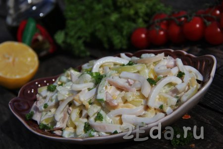 Салат, приготовленный из кальмаров с добавлением огурца и болгарского перца, получается сочным, вкусным, нежным и очень аппетитным. Он отлично впишется и в праздничное, и в повседневное меню!