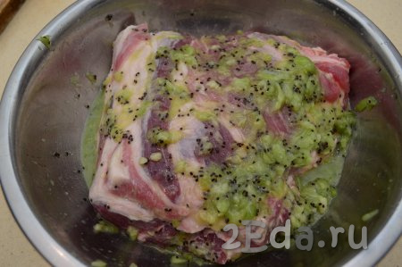 Кусок свинины просолить со всех сторон, затем обмазать его также со всех сторон в киви. Положить свинину в холодильник на 40-60 минут, накрыв миску с мясом крышкой. За это время мясо успеет просолиться и пропитаться соком киви.