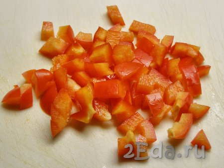 Из болгарского перца удаляем семена с плодоножкой и нарезаем его кубиками.