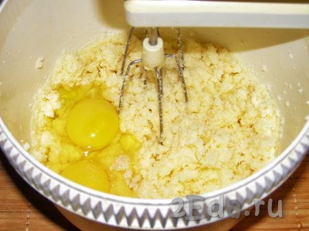 В масляную смесь добавляем яйца, ванильный сахар (или щепотку ванилина) и взбиваем ещё минут 10 (до однородного состояния).