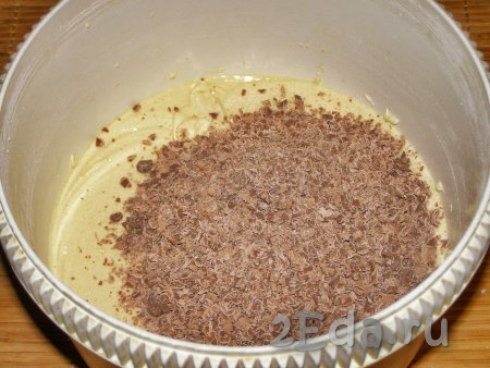 Перекладываем шоколадную крошку в тесто и размешиваем ложкой так, чтобы шоколад равномерно распределился по тесту.