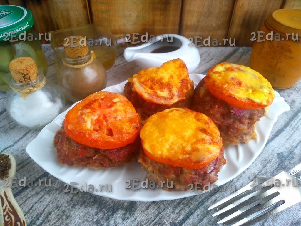 Запеченное мясо с помидорами и сыром
