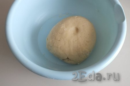 В результате должно получиться мягкое тесто, если нажать на него пальцем, то выемка будет выпрямляться постепенно. Тесто округлите и оставьте под полотенцем на 20 минут.