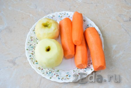 Для приготовления салата помойте яблоки и морковь, затем очистите их от кожуры.