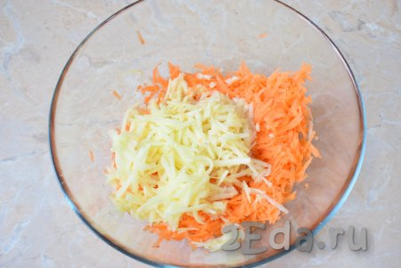 Натрите на средней тёрке морковь и выложите в достаточно глубокую миску. Следом натрите на крупной тёрке очищенные яблоки и добавьте к морковке. Натёртые яблоки сбрызните соком лимона, чтобы они не потемнели.