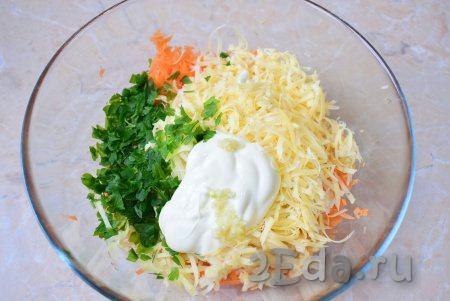 Пару зубчиков чеснока пропустите через чеснокодавилку и добавьте в салат.