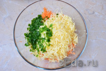 Для этого салата подойдёт любой твёрдый сыр, главное, чтобы он хорошо натирался на тёрке. Сыр сразу натирайте на крупной тёрке в миску с салатом из яблока и морковки. Для этого салата можно использовать любую свежую зелень (я взяла несколько веточек петрушки), нарежьте её и добавьте к салату.