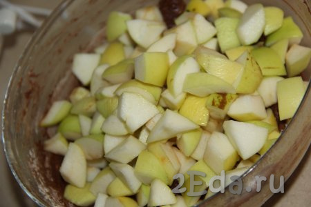 Яблоки вымыть (от кожуры я их не очищала). Нарезать яблоки на средние кубики, удаляя сердцевину, и добавить в тесто. Тщательно перемешать, чтобы кусочки яблок равномерно распределились по тесту.