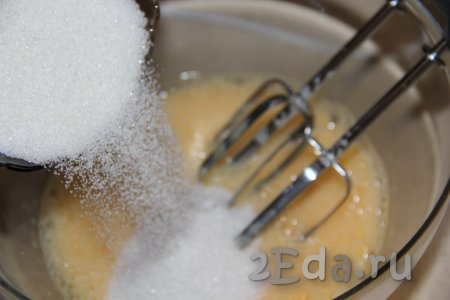 Взбить яйца с помощью миксера до пышного состояния, а затем, продолжая взбивать, всыпать сахар и ванильный сахар.