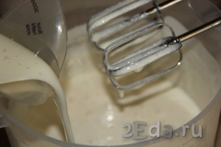 Отдельно соединить молоко и растительное масло, перемешать венчиком. А затем получившуюся молочно-масляную смесь влить во взбитую яичную массу, перемешать миксером в течение минуты.