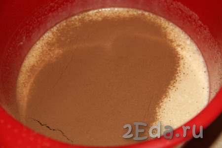 Затем добавить просеянное какао.