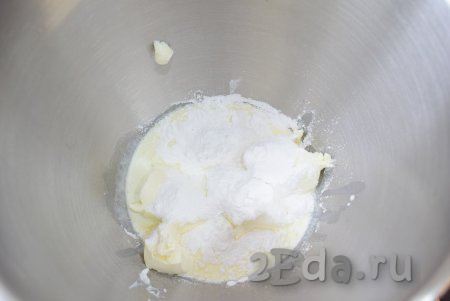 Для приготовления крема соедините охлаждённые жирные сливки, творожный сыр и сахарную пудру.