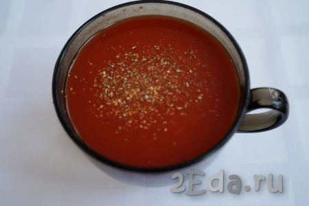 Пришла пора заниматься томатным соусом, для этого соединяем в чаше 400 мл воды и 4 столовые ложки томатной пасты, добавляем половину столовой ложки сахара, солим, приправляем специями по вкусу, тщательно перемешиваем и выливаем в сковороду с овощами и тефтелями из индейки.
