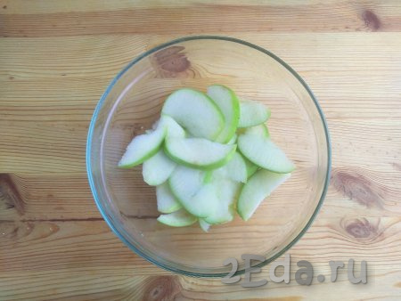 Яблоко очистить от семенной коробочки и нарезать тонко.