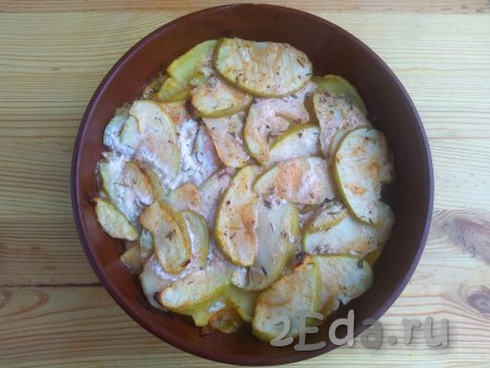 Запекать картофель с яблоками в разогретой духовке в течение 25 минут при температуре 190 градусов.