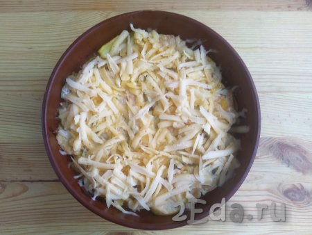 Твёрдый сыр натереть на крупной тёрке. Достать форму с картошкой и яблоками из духовки и посыпать сверху натёртым сыром, снова отправить в духовку. Продолжить готовить до расплавления сыра (около 10 минут).