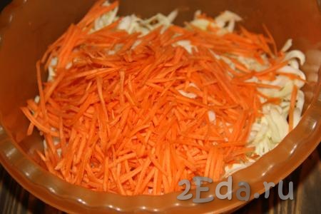 Сырую морковь очистить, натереть на крупной тёрке (я использовала тёрку для моркови по-корейски) и добавить к капусте.