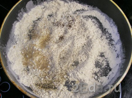 Добавляем в муку щепотку мускатного ореха, соль (я использовала адыгейскую), чёрный молотый перец и перемешиваем.