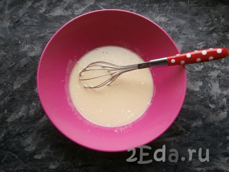 Масло сливочное растопить, немного остудить и добавить в миску к остальным ингредиентам, хорошо перемешать венчиком.