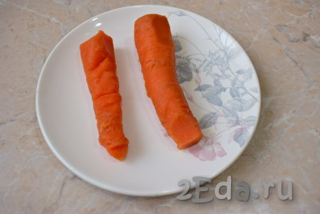 Для приготовления запеканки, первым делом, необходимо отварить морковь. Для этого помойте морковь и потрите её щеткой, чтобы очистить от загрязнений. Затем выложите в кастрюлю, залейте полностью водой, поставьте на огонь и после закипания варите морковку 20-30 минут на среднем огне. Затем морковь остудите и очистите от кожуры.