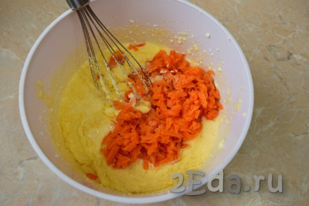 Варёную морковь натрите на тёрке и добавьте в чашу к творожному тесту, вмешайте её в тесто.