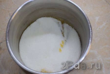 Для варки карамели можно взять алюминиевую или толстостенную посуду. В посуду, в которой вы будете варить карамель (я варю в алюминиевом ковше), насыпьте сахар тонким слоем (для того чтобы была возможность насыпать сахар тонким слоем, посуда должна быть с достаточно широким дном) и поставьте на минимальный огонь (если сделать большой огонь, то сахар будет гореть). Постепенно нагреваясь, сахар начнёт таять. Перемешивать пока не надо.